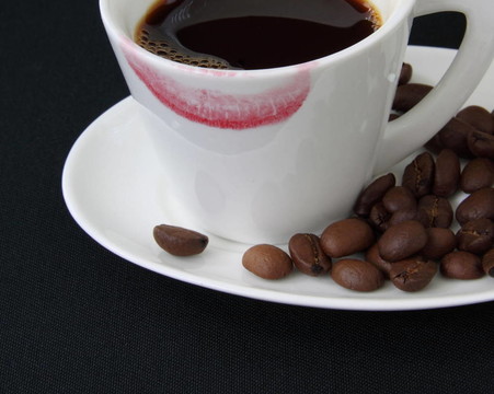 帶有口紅標(biāo)記的咖啡杯