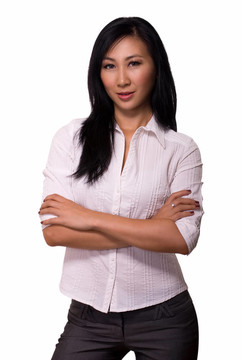 雙臂交叉的女人