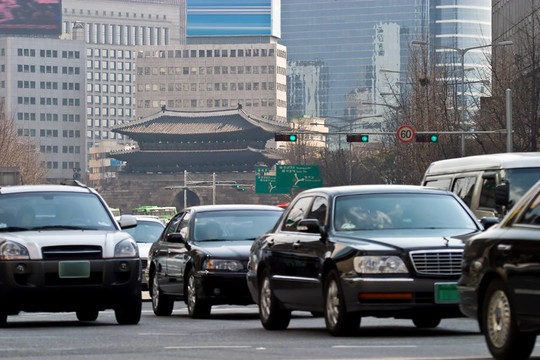 閃亮的；現(xiàn)代汽車滿足