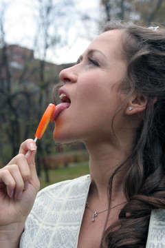 有糖糖果的女孩