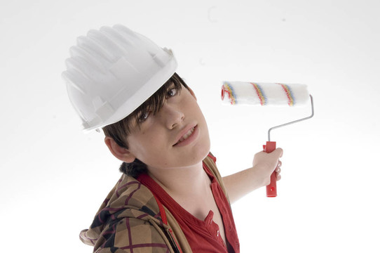 微笑的年輕建筑師用畫(huà)筆作畫(huà)