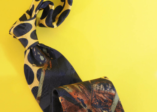 黃色背景的領帶