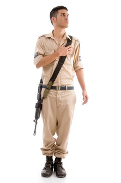 站立的士兵用槍把手放在胸前