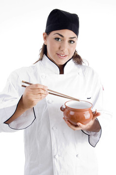 漂亮的女廚師擺筷子和碗