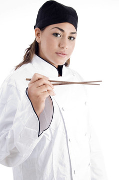 專業(yè)的女廚師拿著筷子