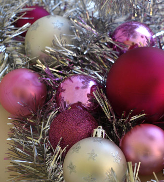 粉紅色的圣誕裝飾品