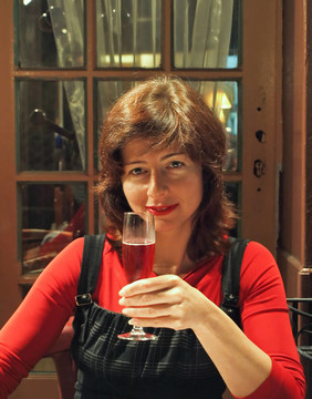 青年女性飲用葡萄酒