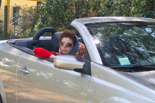在敞篷車的女人