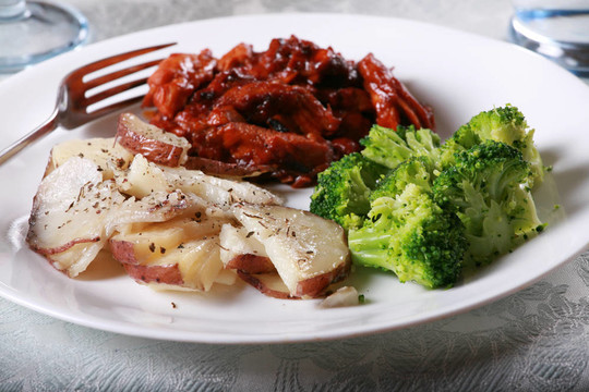 美味的燒烤雞肉餐