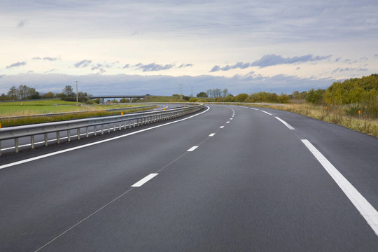 空蕩蕩的高速公路