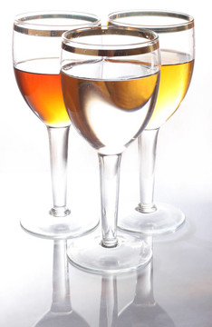 三個高大的酒杯