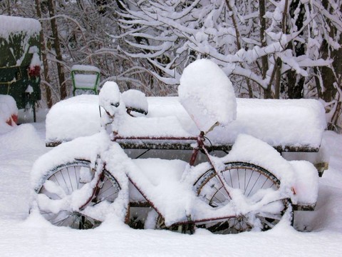 白雪覆蓋的自行車