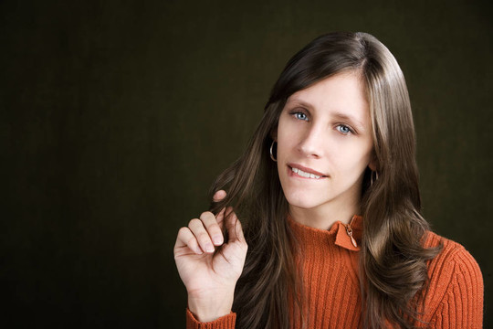 漂亮的年輕女人咬她的嘴唇