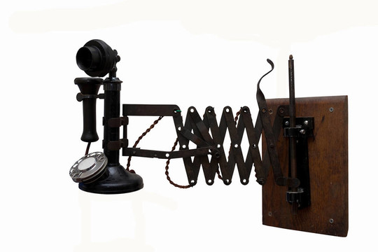 老式的墻壁電話和墻壁固定