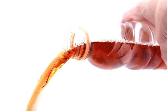 手中有果汁的瓶子