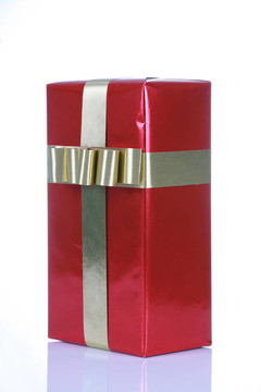 帶金絲帶的紅色禮物