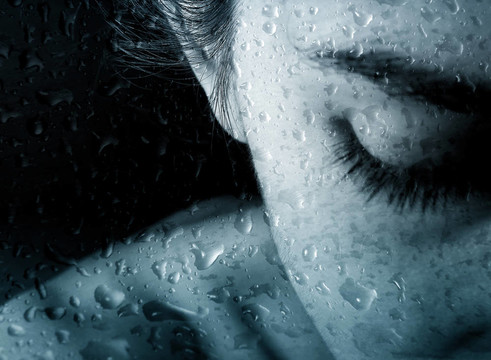 女人和雨滴