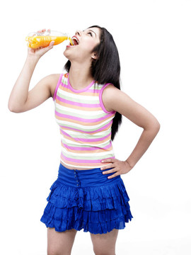 漂亮的女孩喝橙汁
