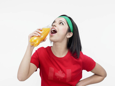 喝橙汁的女人