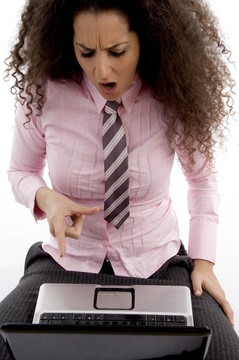 年輕企業(yè)女性看筆記本后生氣