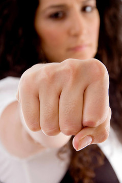 拉丁美洲婦女展示拳