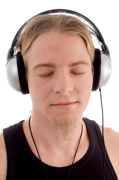 英俊的男子聽(tīng)音樂(lè)