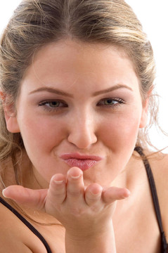 漂亮的女人給飛行的吻