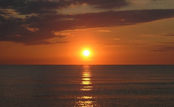 海面上的橙色日落