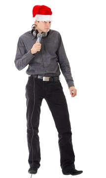 戴Santa帽子的男子；帶麥克風(fēng)。