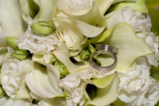 鮮花中的結(jié)婚戒指