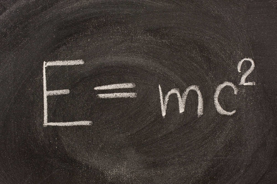 阿爾伯特·愛因斯坦E = MC2的物理公式在黑板上