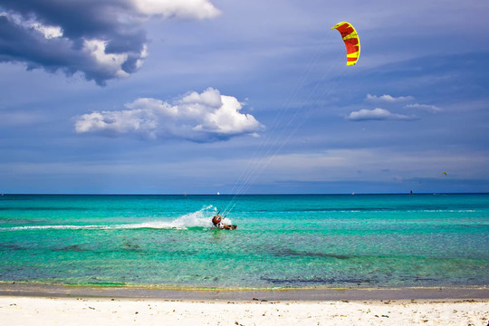 kitesurfer和白色的沙灘