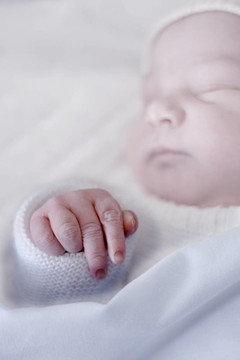 熟睡的新出生的嬰兒