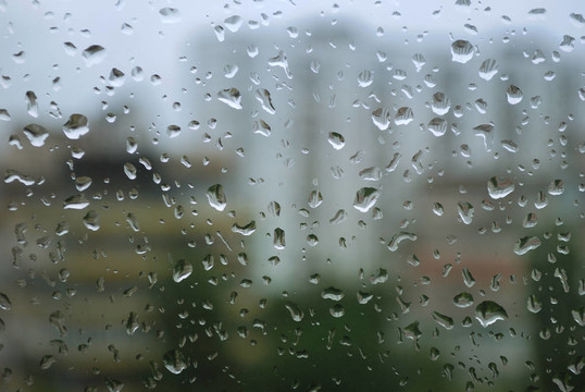 雨滴落在窗戶上