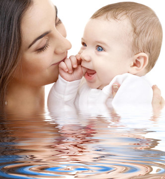 沐浴在母親手中的嬰兒