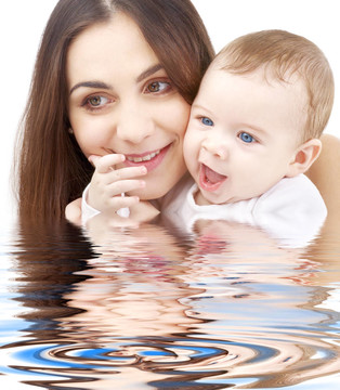 沐浴在母親手中的嬰兒