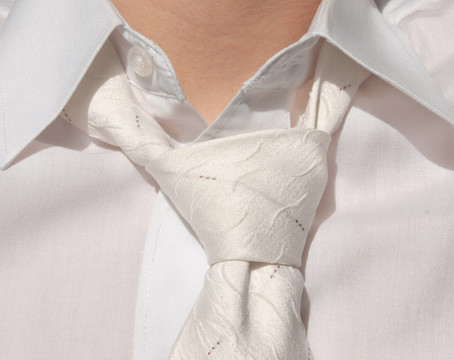 白色領(lǐng)帶收起來