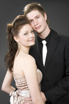一对年轻漂亮夫妇的画像。