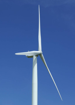 靠近一個(gè)風(fēng)力發(fā)電機(jī)