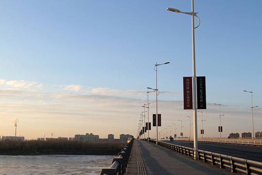 藍(lán)天下的橋