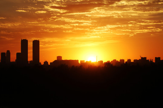 夕陽下的城市高樓