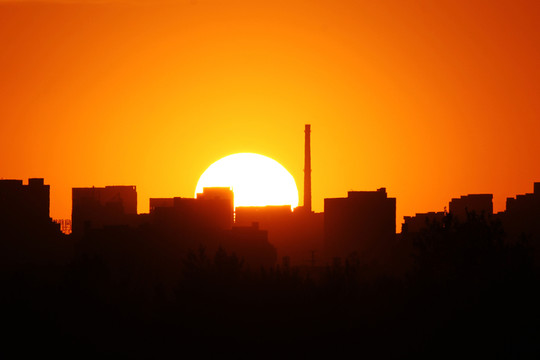 夕陽下的城市高樓