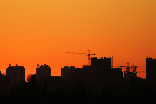 夕陽下的城市高樓
