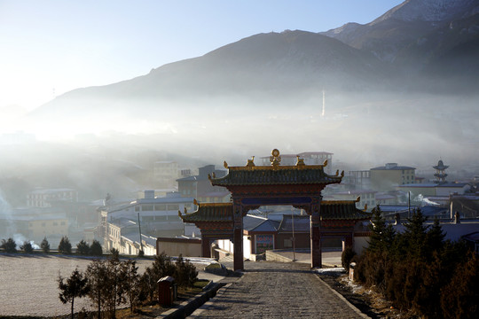 晨霧中的朗木寺
