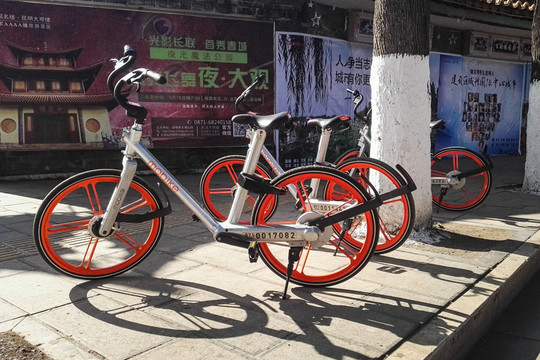 街頭停放的摩拜單車(chē)
