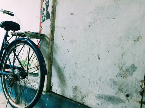 巷子里的舊自行車