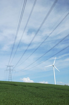 風(fēng)力渦輪機(jī)靠近電塔