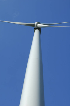 靠近一個(gè)風(fēng)力發(fā)電機(jī)