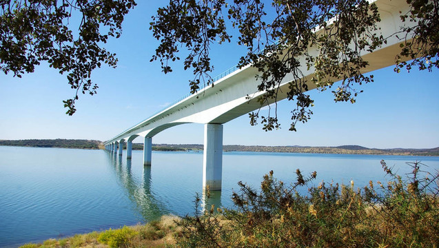 在阿爾克瓦湖橋。