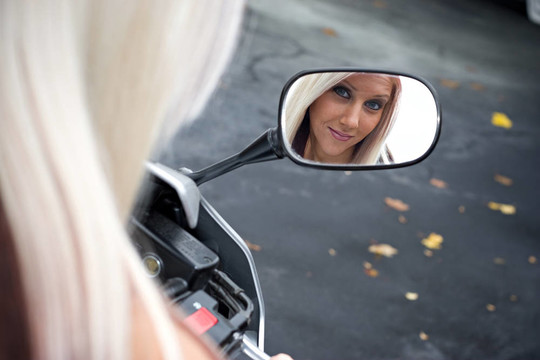 金發(fā)碧眼的騎自行車的女孩